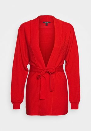 Czerwony kardigan dzianinowy z długimi rękawami i kołnierzem szalowym, zapinany na przedni pasek do związania.