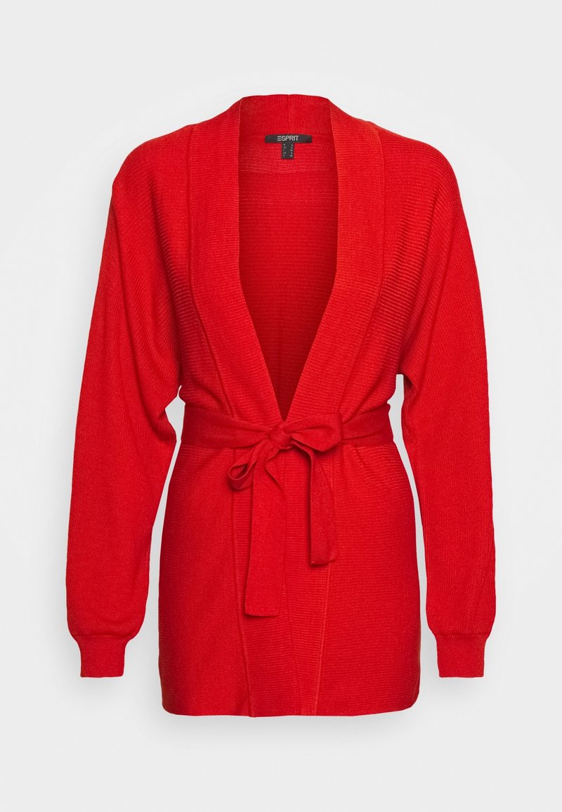Cardigan rouge en maille avec manches longues et col châle, doté d'une ceinture nouée à l'avant pour la fermeture.