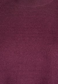 Lähikuvab maroonist kootud sviiterist, millel on sile tekstuur, ribiga kaelus ja ühtlane õmblus, ilma nähtavate mustrite või aktsentideta.