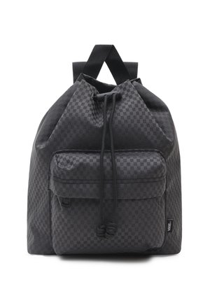 Sort ternet stofrygsæk med snøre lukning, udstyret med en forlommer og robuste skulderstropper.