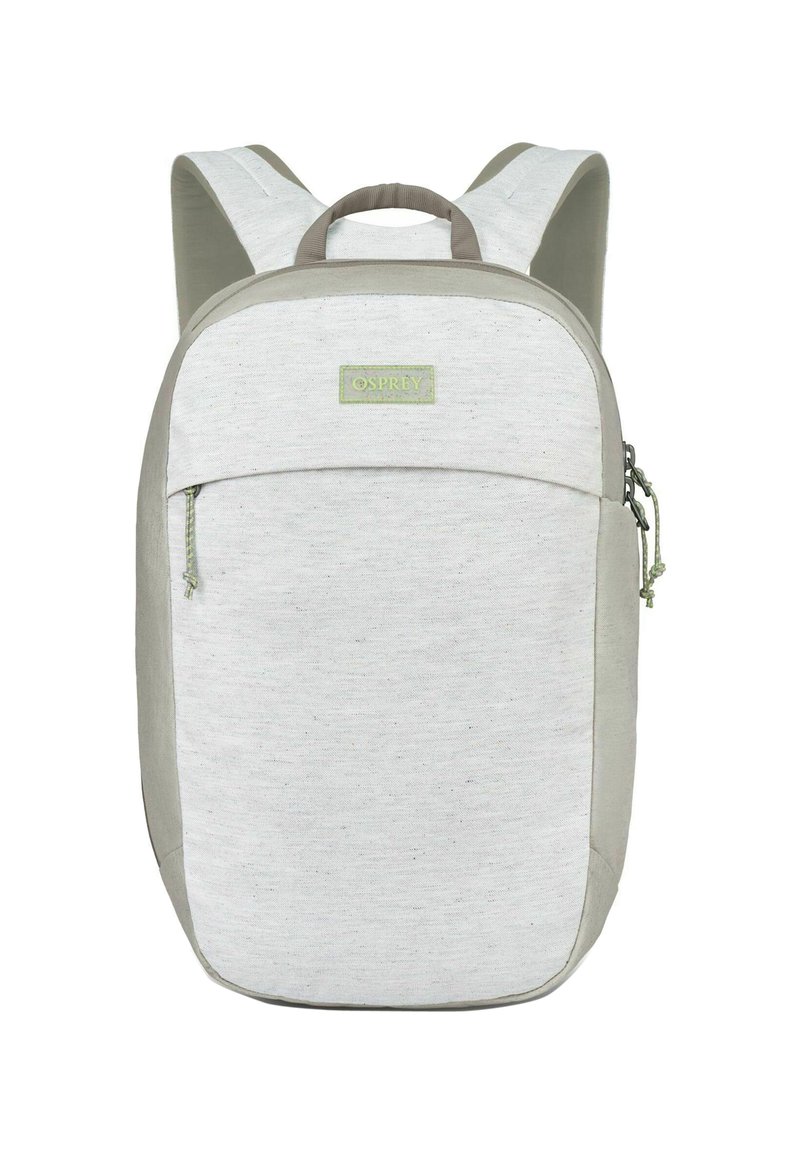 Sac à dos gris clair avec un extérieur en textile lisse, des accents beiges, des bretelles rembourrées, une poignée de transport supérieure et une poche zippée à l'avant avec un logo vert.