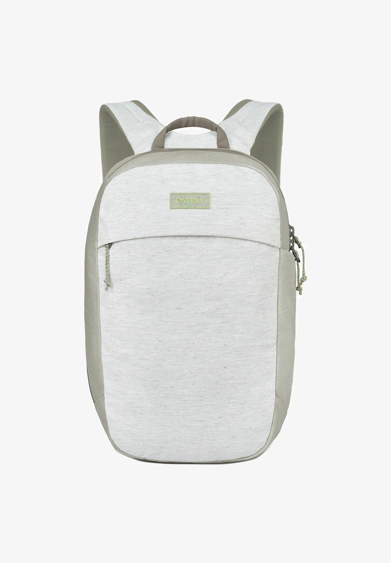 Sac à dos gris clair avec un extérieur en textile lisse, des accents beiges, des bretelles rembourrées, une poignée de transport supérieure et une poche zippée à l'avant avec un logo vert.