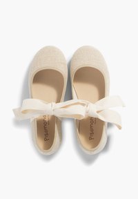 Zapatos de ballet de lona beige con un acabado texturizado, puntera redonda y un lazo de tela color crema en el frente. Color neutro claro.