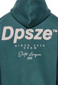 Grønn hettegenser med store hvite trykte tekst: "Dpsze™," "SINCE 2020," og "Elite League 2020." Mykt materiale med en teksturert look.