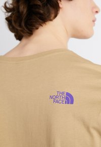 The North Face MOUNTAIN PLAY TEE - Langarmshirt - khaki stone