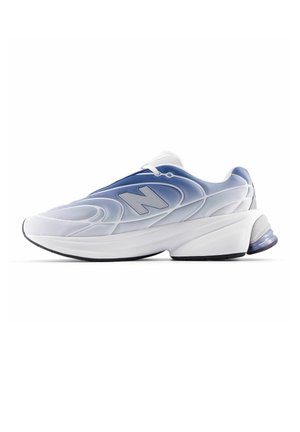 Baskets New Balance blanches et bleues avec une semelle épaisse, un design en dégradé et le logo "N" bien visible sur le côté, vues de profil gauche.