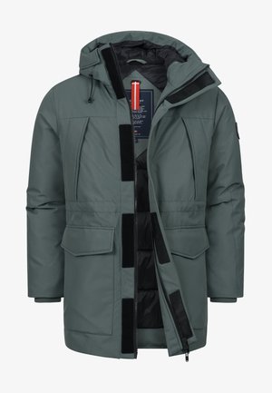Groene geïsoleerde parka met capuchon, voorzien van een ritssluiting en klittenband, twee grote voorzakken en een stoffen label aan de binnenkant.