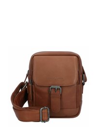 Borsa a tracolla in pelle marrone con tracolla regolabile, chiusura a pattina e tasca frontale. Presenta un marchio discreto e una fodera in tessuto testurizzato.
