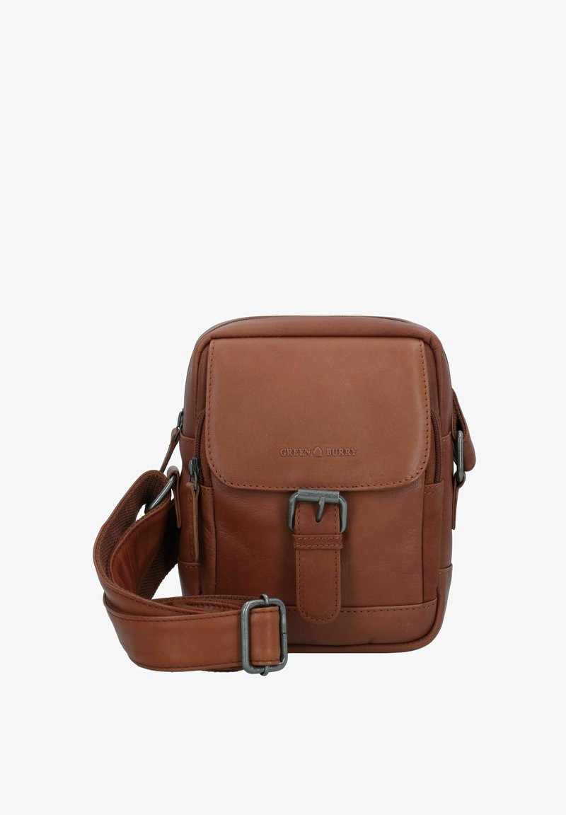 Borsa a tracolla in pelle marrone con tracolla regolabile, chiusura a pattina e tasca frontale. Presenta un marchio discreto e una fodera in tessuto testurizzato.