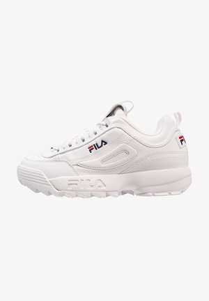 Białe sportowe sneakersy z gładką skórzaną cholewką, wyściełanym kołnierzem, teksturowanymi bocznymi panelami oraz markowym logo w czerwonym i niebieskim kolorze.