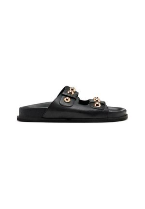 Infradito in pelle nera con punta aperta, suola piatta e dettagli decorativi in metallo sulla parte superiore, caratterizzati da tre borchie sferiche color oro.