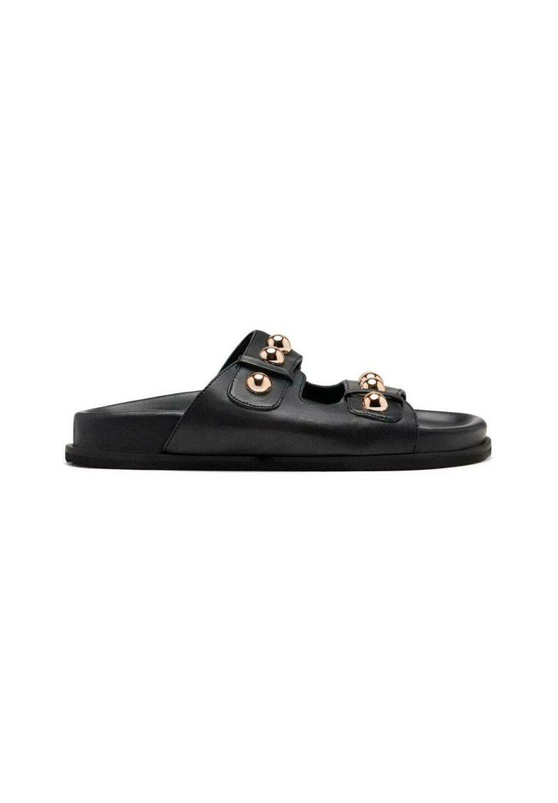 Infradito in pelle nera con punta aperta, suola piatta e dettagli decorativi in metallo sulla parte superiore, caratterizzati da tre borchie sferiche color oro.