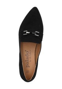 Scarpa piatta in suede nero con punta affilata, caratterizzata da una fascia decorativa con hardware in argento sul dorso. L'interno è di colore beige.