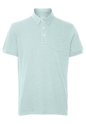 Lichtblauw polo-shirt gemaakt van zacht materiaal, met een kraag, drie knopen, een patch zak en korte mouwen. Eenvoudig ontwerp met een gladde textuur.