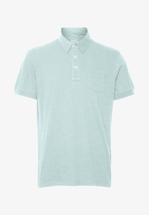 Lichtblauw polo-shirt gemaakt van zacht materiaal, met een kraag, drie knopen, een patch zak en korte mouwen. Eenvoudig ontwerp met een gladde textuur.