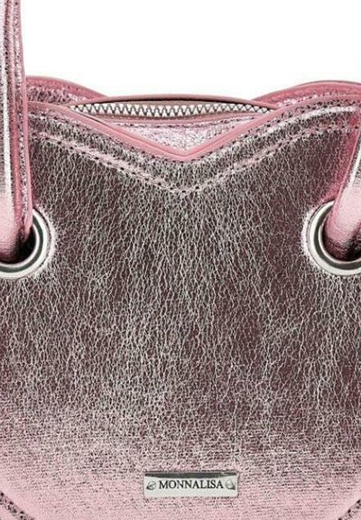 Metalisk pink læder håndtaske med en tekstureret overflade, bølgede kanter og sølvhardware. Har et logo tag i bunden.