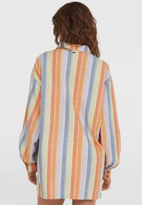 Multicolor gestreepte oversized shirt-jurk met een kraag. Gemaakt van lichtgewicht stof, met lange pofmouwen en knoopsluitingen bij de manchetten.