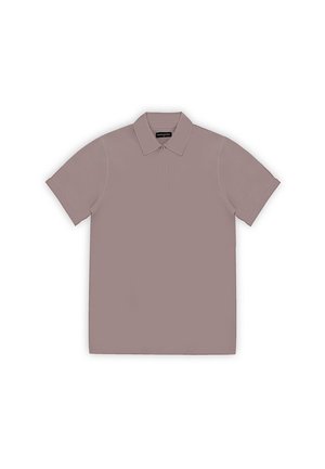 Krótka koszulka polo w kolorze mauve z dwoma guzikami i kołnierzykiem, rozłożona na płasko na białym tle.