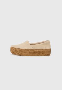Beez slip-on kingad pehmest nubukist, millel on kudunud, tekstureeritud jute platvormitald, et lisada kõrgust ja mugavust.