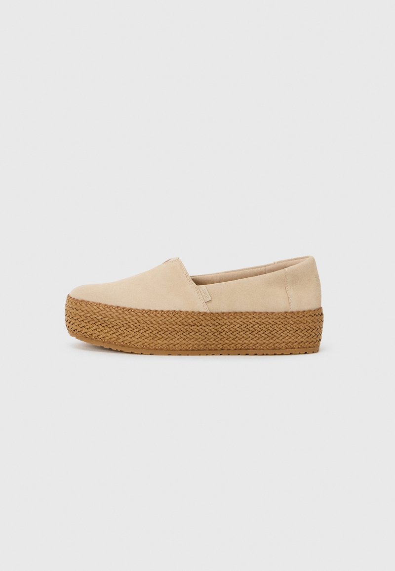 Beez slip-on kingad pehmest nubukist, millel on kudunud, tekstureeritud jute platvormitald, et lisada kõrgust ja mugavust.