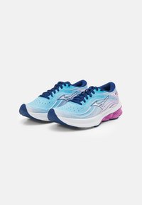 Scarpe da corsa blu con una tomaia testurizzata, intersuola bianca e un tallone con accentuazione rosa. I lacci e l'interno sono di un blu scuro.