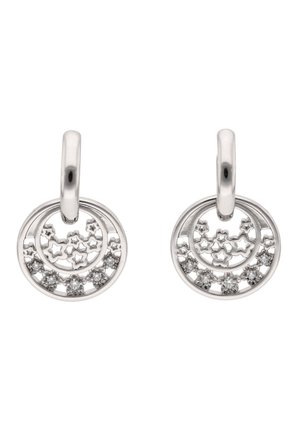 Sølv øreringe i hoop-stil med cirkulære vedhæng, der har små stjerneudskæringer og indlejrede glitrende sten i bunden.