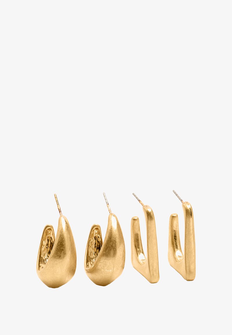 Złote kolczyki o organicznym, rzeźbiarskim wzorze. Posiadają dwa zakrzywione kształty łez oraz dwa smukłe, wydłużone kształty, wszystkie o matowym wykończeniu.