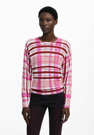 Langärmliger Pullover in Rosa und Weiß mit gestreiften und karierten Mustern; aus geripptem Stoff gefertigt, mit taillierter Passform und Rundhalsausschnitt.