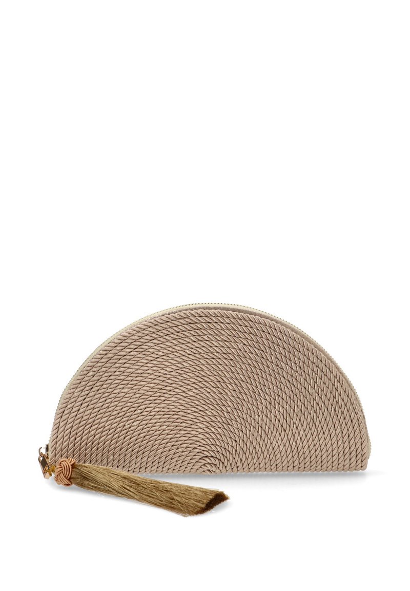 Neceser en forma de media luna de color beige, hecho de material tejido con un diseño texturizado. Cuenta con un cierre de cremallera y un adorno de borlas de piel de color marrón.