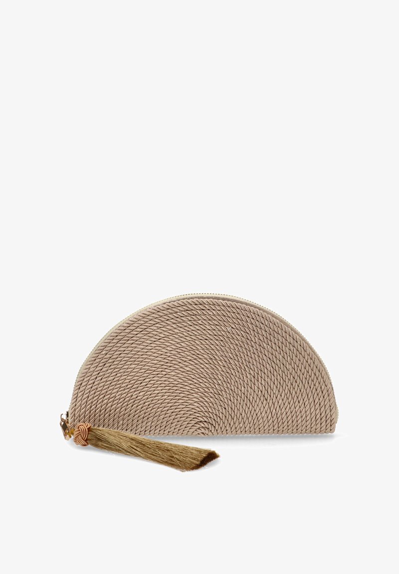 Neceser en forma de media luna de color beige, hecho de material tejido con un diseño texturizado. Cuenta con un cierre de cremallera y un adorno de borlas de piel de color marrón.