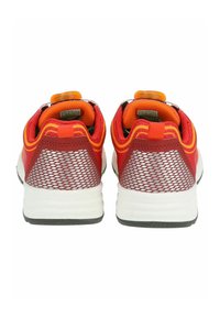 Rote Sportschuhe mit einem strukturierten Mesh-Obermaterial, orangen Akzenten und einer weißen Zwischensohle mit schwarzem Außensohle. Ergonomisches Design mit Zuglaschen.