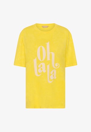 Tricou galben strălucitor cu mâneci scurte, cu text roz „oh la la” într-un font stilizat, centrat pe față.