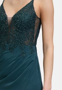 Tee-farbenes Abendkleid mit transparenter, verzierten Oberseite aus floraler Spitze und Perlen, ergänzt durch einen drapierten Satinrock.