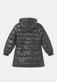 Czarna puchowa kurtka z kapturem, charakteryzująca się teksturowanym, błyszczącym wykończeniem, poziomym pikowaniem, elastycznymi mankietami i ściągaczem w talii.
