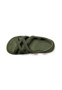 Grüne geflochtene Sandale mit Kreuzband-Design. Texturierte Oberfläche und glatte Kanten. Leichtes Material, geeignet für die Freizeit.
