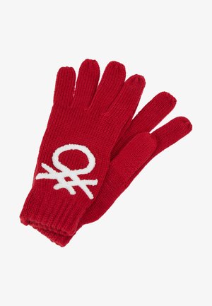 Par de guantes rojos de punto con un símbolo abstracto blanco en la parte posterior de uno de ellos, mostrados sobre un fondo blanco.