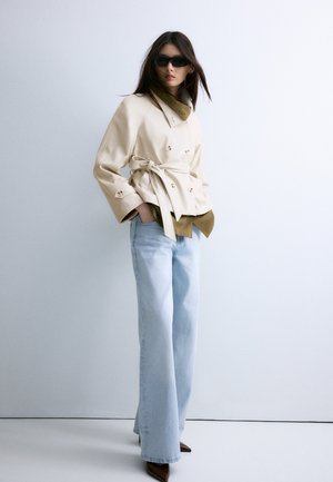 Stradivarius HIGH NECK - Imiteret læderjakke - white