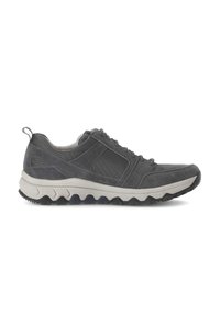 Grijze suède en mesh sneaker met een gestructureerde zool, voorzien van een gevoerde tussenzool en een trekband aan de hak voor eenvoudig aan- en uittrekken.