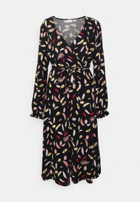 Černé zavinovací šaty s dlouhými rukávy; mají živý potisk listů a peří v růžové, žluté a červené barvě; uvázané v pase; s volánovými detaily na manžetách.