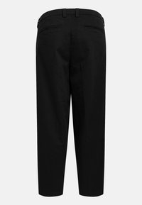 Zwarte broek gemaakt van een gladde stof, met een rechte pijp, riemlussen en twee achterzakken met verborgen ritsen.