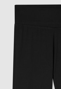 Czarne legginsy z szerokim, elastycznym pasem. Wykonane z gładkiego, rozciągliwego materiału, z czystym, bezszwowym wzornictwem.