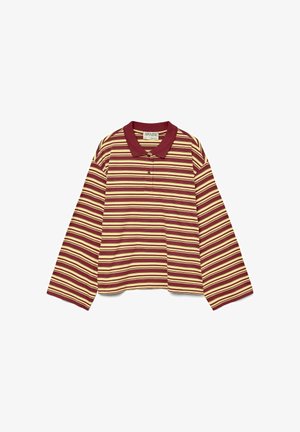 Koszula polo z długim rękawem, w bordowe i żółte poziome paski, z kołnierzykiem, guzikiem oraz miękką, gładką teksturą tkaniny.