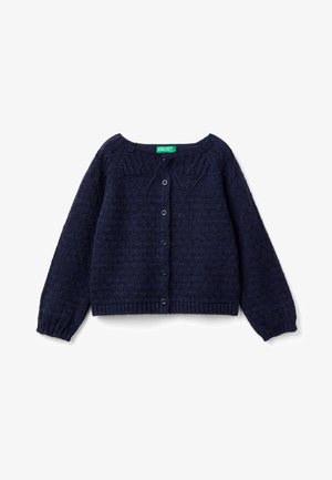 Mørkeblå strikket cardigan med lange ærmer, knapper foran, ribstrikkede ærmeafslutninger og kant samt et subtilt kabelstrikket mønster på øverste del af brystet.