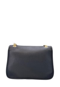 Borsa a tracolla in pelle nera con una forma strutturata, caratterizzata da dettagli in metallo dorato e due punti di attacco per le cinghie. Texture liscia.