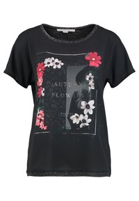 Camiseta corta negra con manga corta que presenta un diseño gráfico floral con flores rosas y blancas, un fondo texturizado y un cuello con acentos metálicos.