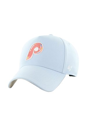 Hellblaues Baseballcap mit gebogenem Schirm, verziert mit einem bunten, gestickten "P"-Logo und der Zahl "47" an der Seite.