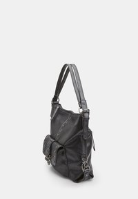 Borsa a spalla in pelle nera con finitura testurizzata, dotata di borchie metalliche, tasca frontale e tracolla regolabile. Vista laterale mostrata.