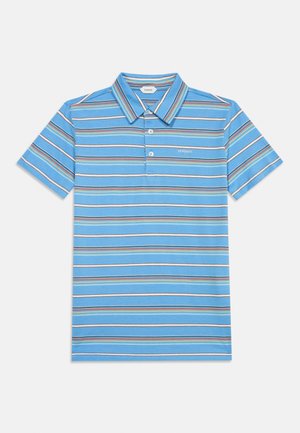Tricou polo bleu deschis cu mâneci scurte, dungi orizontale multicolore și logo mic Versace pe piept.