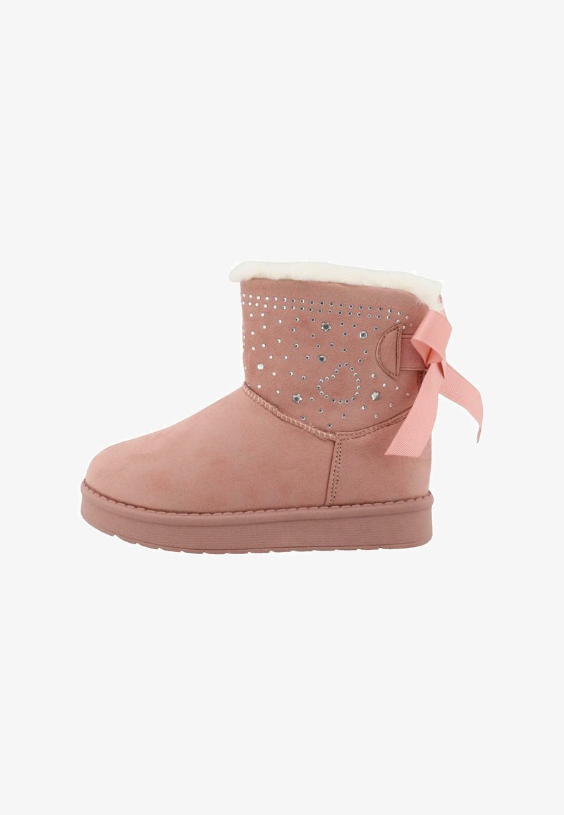 Roze suede enkellaars met een zachte witte bontvoering, versierd met zilveren studs en een roze lintstrik aan de achterkant. Platte zool, ronde neus.