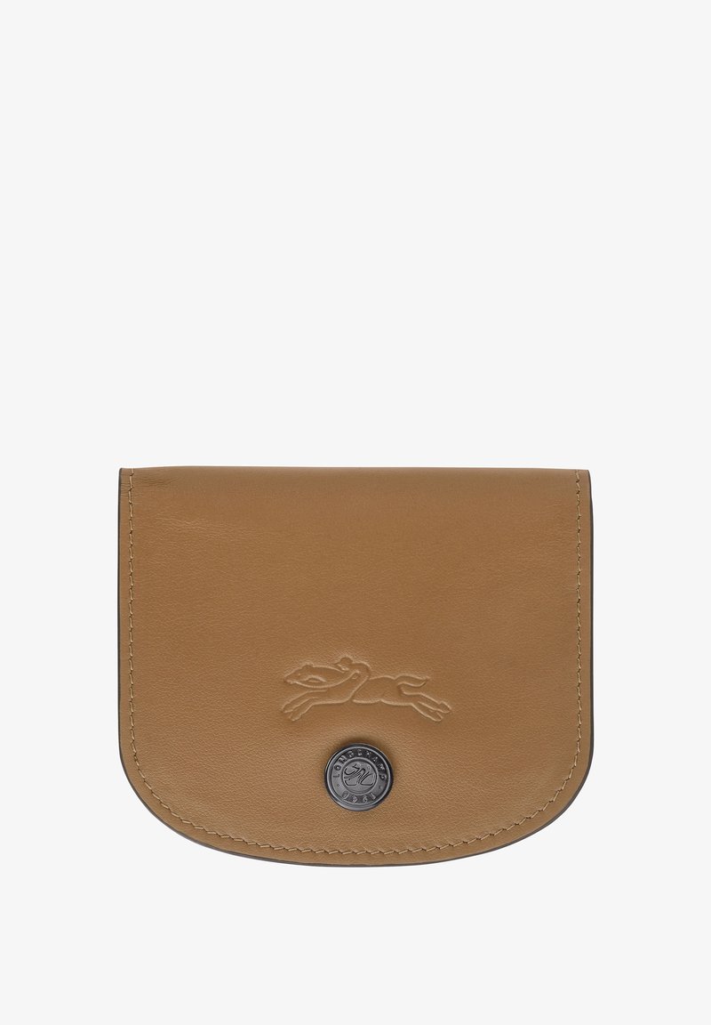 Braune Lederbörse mit abgerundeten Kanten, geprägt mit einem Logo eines springenden Tieres und einem kreisförmigen Metalldetail in der Mitte unten.